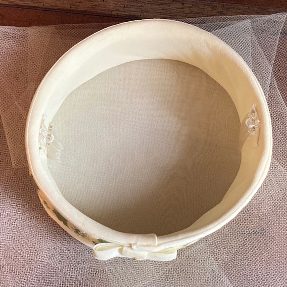 1950 Yellow Pill Box Hat with Full Veil 15 inch circumference - Picture 6 of 7